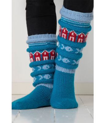Rorbusokken lang strikkesokk med rorbu og fiskemønster - Viking 2103-02