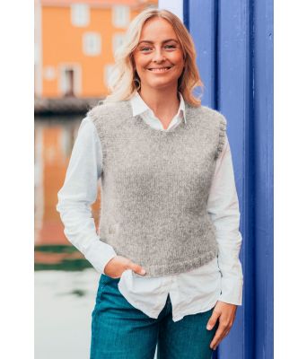 Fridas favorittvest i perlegrå - Strikkia 2020-022