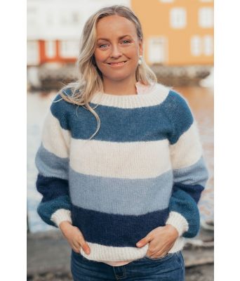 Elisegenseren stripete strikkegenser i blå - Strikkia 2020-029-0004