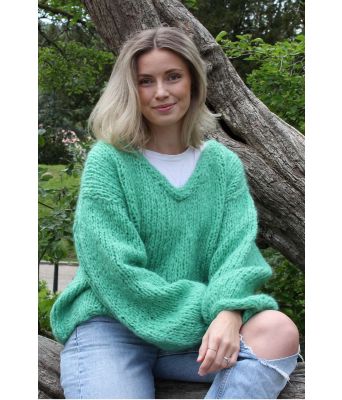 Charlottes eplegrønne chunky mohairgenser - Strikkia 2021-027M
