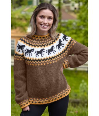 Lysebrun hestegenser med okergule detaljer - Strikkia 2021-035-309345