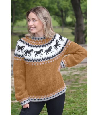 Kamelbrun hestegenser - Strikkia 2021-035-311