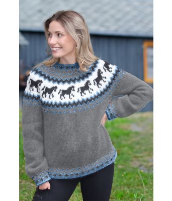 Grå hestegenser med blå detaljer - Strikkia 2021-035-313323