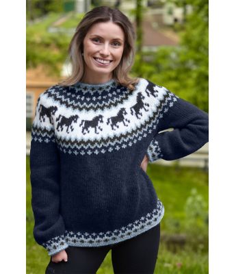 Mørkeblå hestegenser med lyseblå detaljer - Strikkia 2021-035-324320