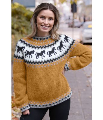 Okergul hestegenser - Strikkia 2021-035-345