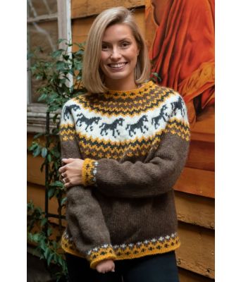 Hestegenser med brun bunnfarge - Strikkia 2021-035 Farmen Heidi Lereng