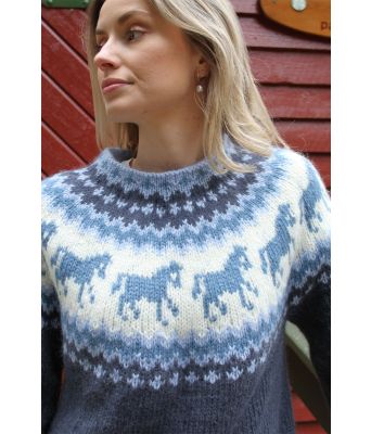 Jeansblå Hestegenser - Strikkia 2021-035C