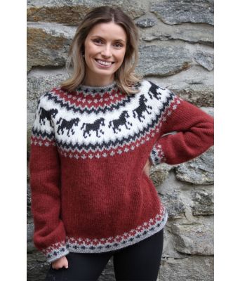 Burgunder Hestegenser - Strikkia 2021-035D