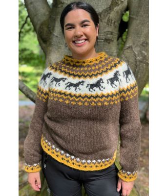 Brun hestegenser - Strikkia 2021-035H