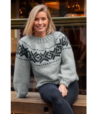 Grå chunky fanagenser med koksgrått mønster - Strikkia 2021-036-313317