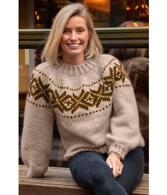 Tykk beige fanagenser med brunt mønster - Strikkia 2021-036C