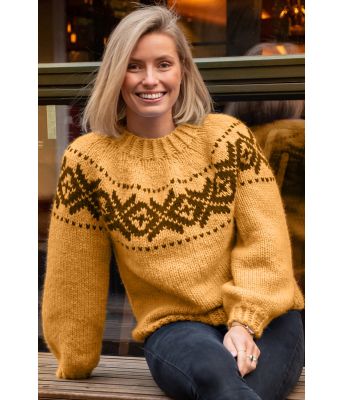 Okergul tykk fanagenser med brunt mønster - Strikkia 2021-036E