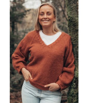 Mathildegenseren med v-hals og fletter - Strikkia 2021-007