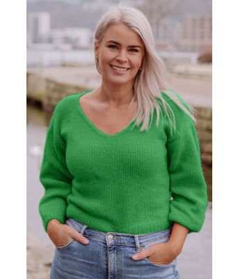 Soft dreams genseren i sterk grønn - Strikkia 2022-030-337