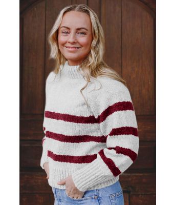 Hvit Bordeaux sweater med røde striper - Strikkia 2023-001 300-360