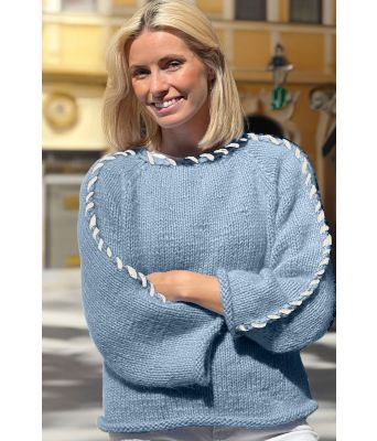 Lyseblå Sorbonne stitch genser med hvit kontrast - Strikkia 2023-015-320300