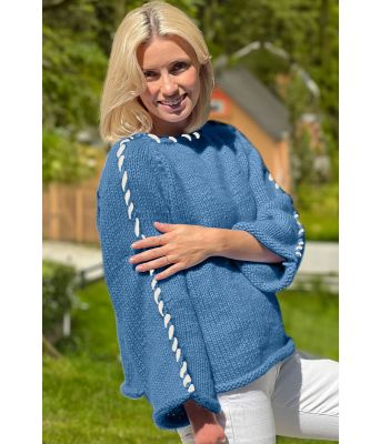 Blå Sorbonne stitch genser med hvit kontrastsøm - Strikkia 2023-015-323300