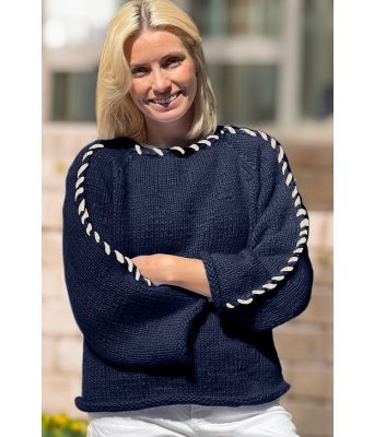 Mørkeblå Sorbonne stitch genser med natur kontrastsøm - Strikkia 2023-015-324302