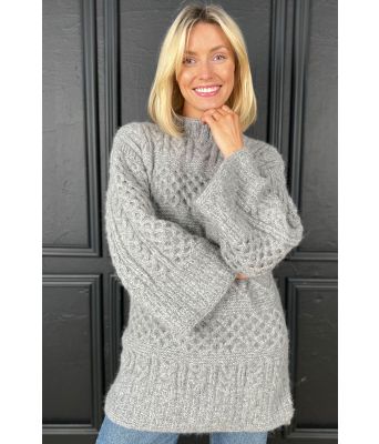 Quintessentially aran genser i grått - Strikkia 2023-021-313A