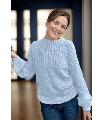 Winona raglan sweater i lyseblått - Strikkia 2023-024-320B