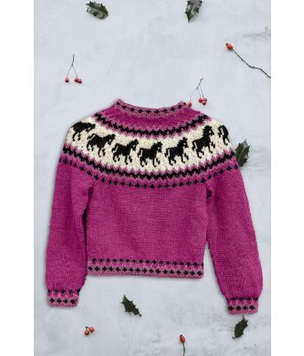 Mørkerosa hestegenser til barn - Strikkia 2023-027-566561