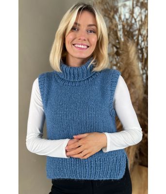 Lun strikkevest i lys jeansblå - Strikkia 2024-005-326B