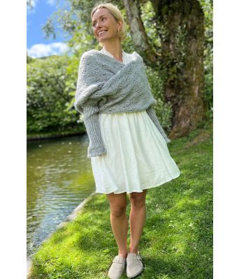 Eyelet sweater scarf i grått - Strikkia 2024-035-313C