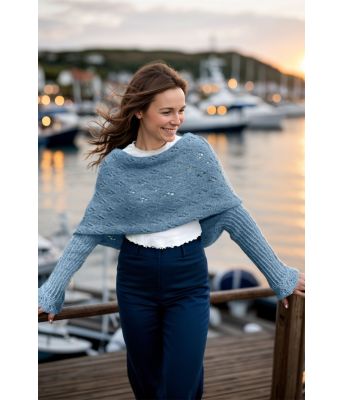 Eyelet skjerfgenser i lys jeansblå - Strikkia 2024-035-326