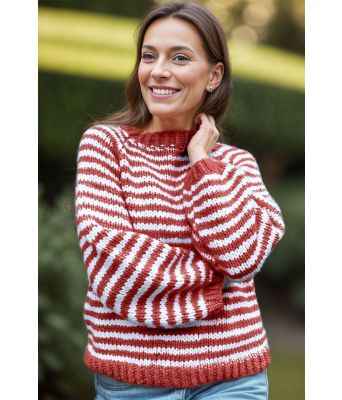 Slender stripes genser med tynne striper i lys-burgunder - Strikkia 2024-045-300355