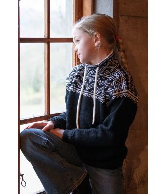 Svart Setesdalsgenser med-snøring i halsen til jente Inti - Viking 2106-09