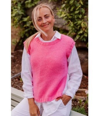 Veronikavesten med splitt i siden - Strikkia 2021-017B