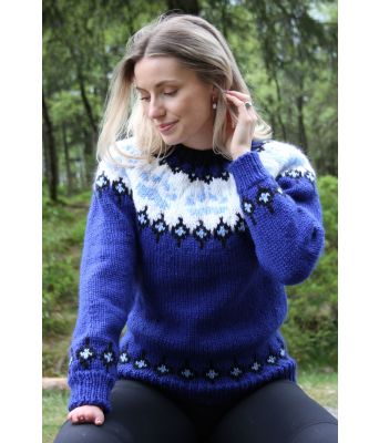 Knallblå Villmarksgenser med lyseblå poter - Linka Neumann design VGHG0003B