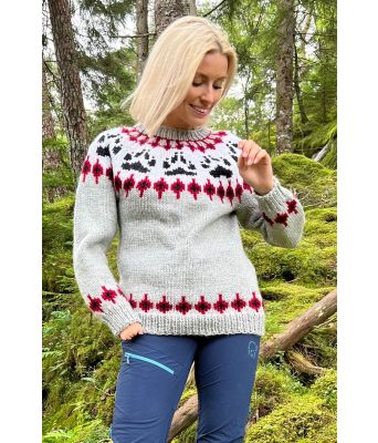 Grå villmarksgenser med sorte poter og rødt mønster - Linka Neumann design VGHG0004B