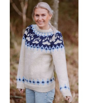 Naturhvit villmarksgenser med blått mønster - VGHG0009