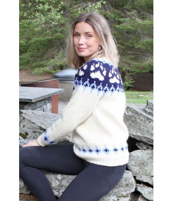 Naturhvit villmarksgenser med blå poter - Linka Neumann design VGHG0009B