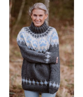 Mørk grå villmarksgenser med lyseblå poter - VGHG0010B