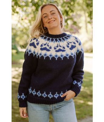 Marineblå villmarksgenser med sorte poter - VGHG0016 Linka Neumann design