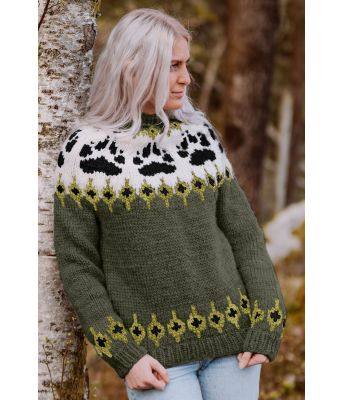 Mørkegrønn villmarksgenser med svarte poter - Linka Neumann design VGHG0030