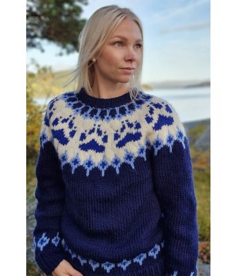 Marineblå villmarksgenser med blått mønster - Linka Neumann design VGHG0037