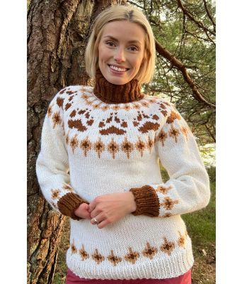 Naturhvit villmarksgenser med brunt mønster - Linka Neumann design VGHG0039