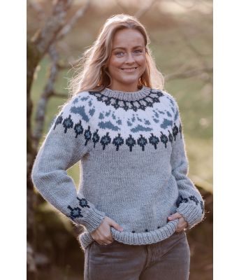 Grå villmarksgenser med blått mønster - Linka Neumann design VGHG0041