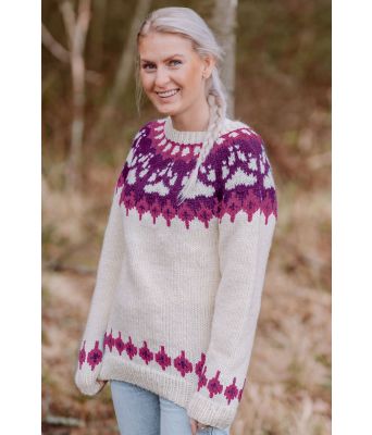 Naturhvit villmarksgenser med lilla mønster - Linka Neumann design VGHG0046