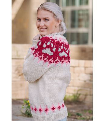 Naturhvit villmarksgenser med rødt og rosa mønster - Linka Neumann design VGHG0047