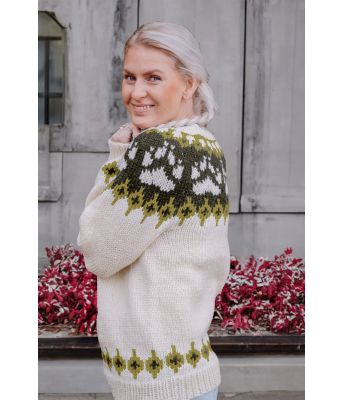 Naturhvit villmarksgenser med grønt mønster - Linka Neumann design VGHG0049