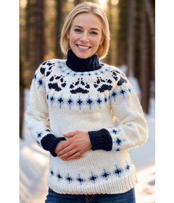 Naturhvit villmarksgenser med blått mønster - Linka Neumann design VGHG0052