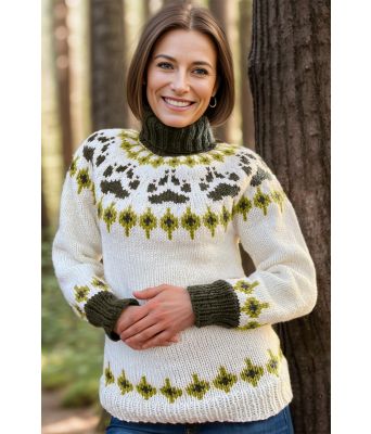 Naturhvit villmarksgenser med grønt mønster - Linka Neumann design VGHG0054