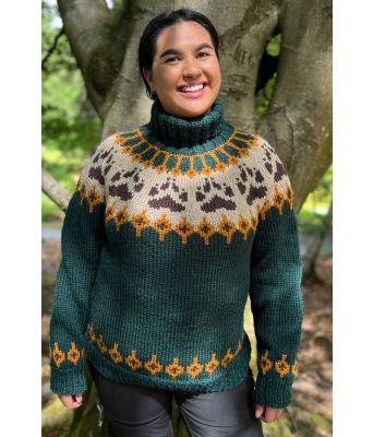 Grangrønn villmarksgenser med oker og brunt mønster - Linka Neumann design VGVG0001B