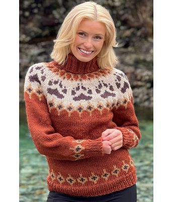 Brun villmarksgenser med beige og brunt mønster - Linka Neumann design VGVG0003B