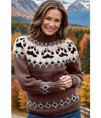 Brun villmarksgenser med natur og svart mønster - Linka Neumann design VGVG0017