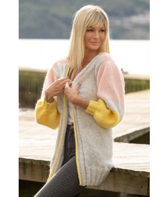 Nyte lang fargerik strikkejakke Kathrine Sørland - Viking 2022-10A